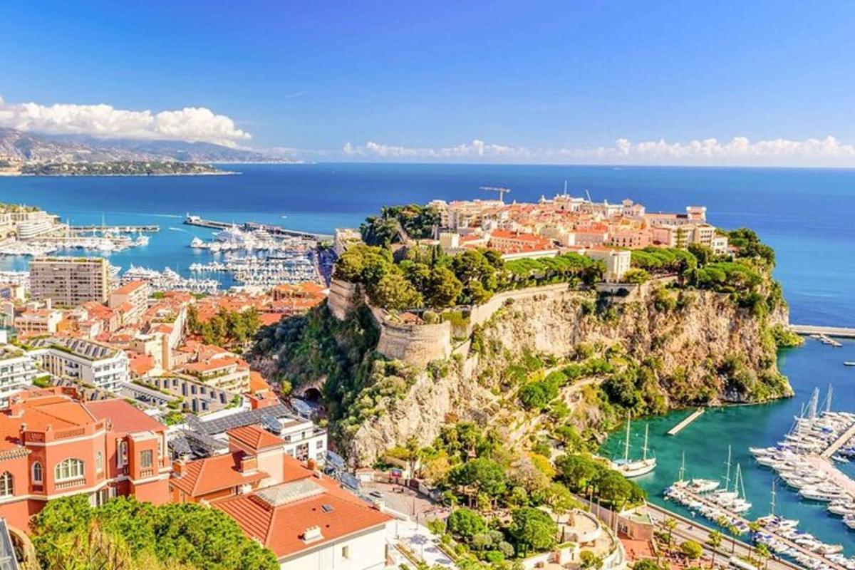 Skats uz Dubrovņikas pilsētu ar laivām ūdenī