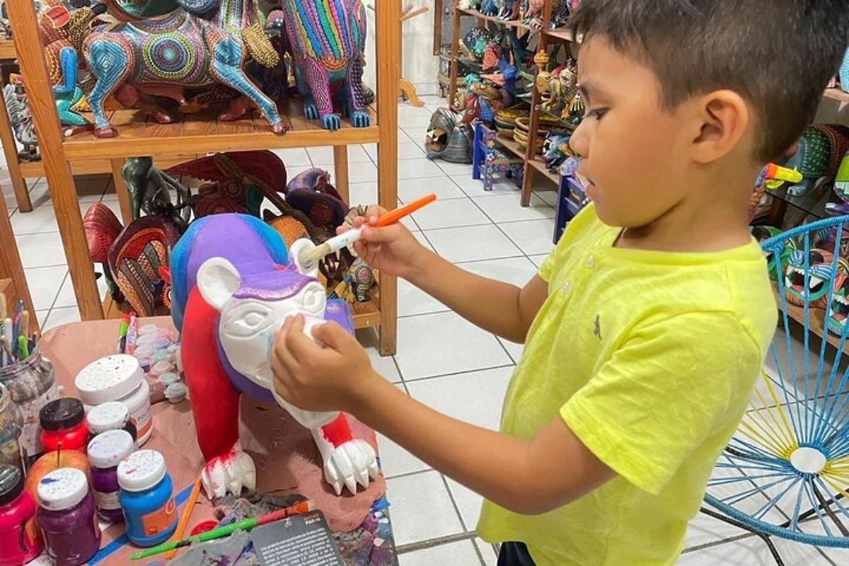 seorang budak lelaki bermain dengan dinosaur mainan di sebuah kedai