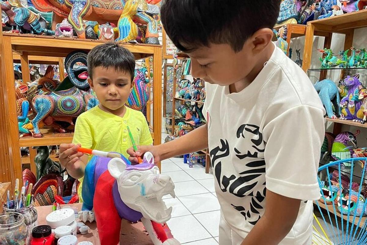 dua budak lelaki bermain dengan mainan di sebuah kedai