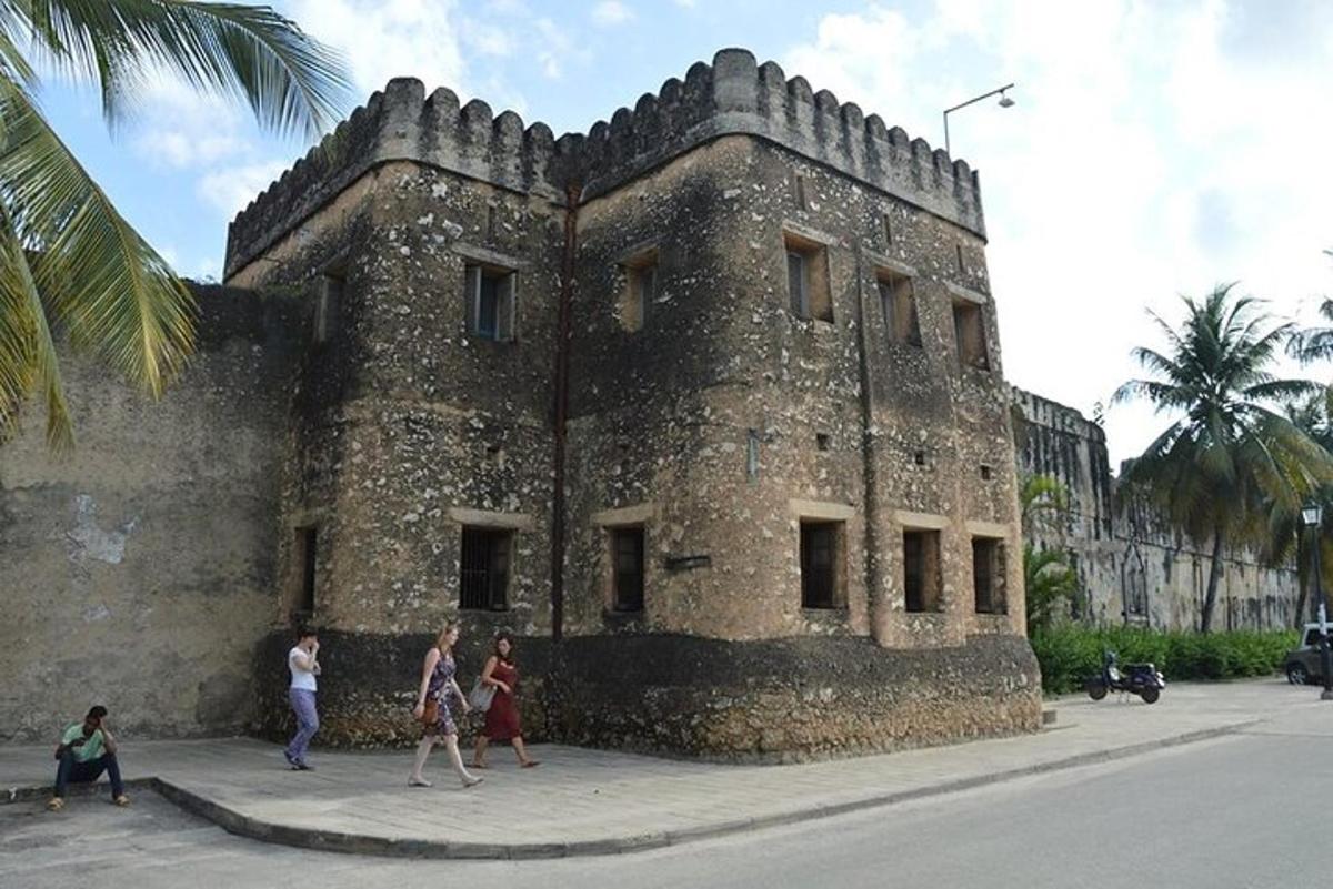 un gruppo di persone che camminano davanti a un castello