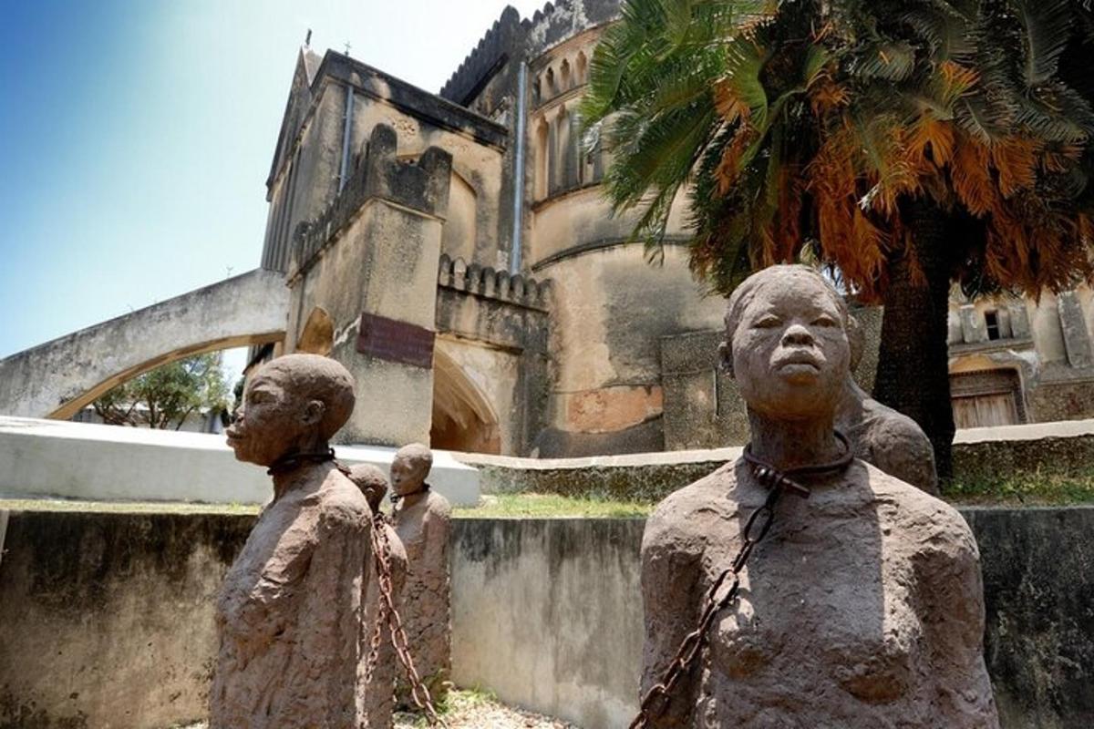 due statue di uomini in piedi davanti a un edificio