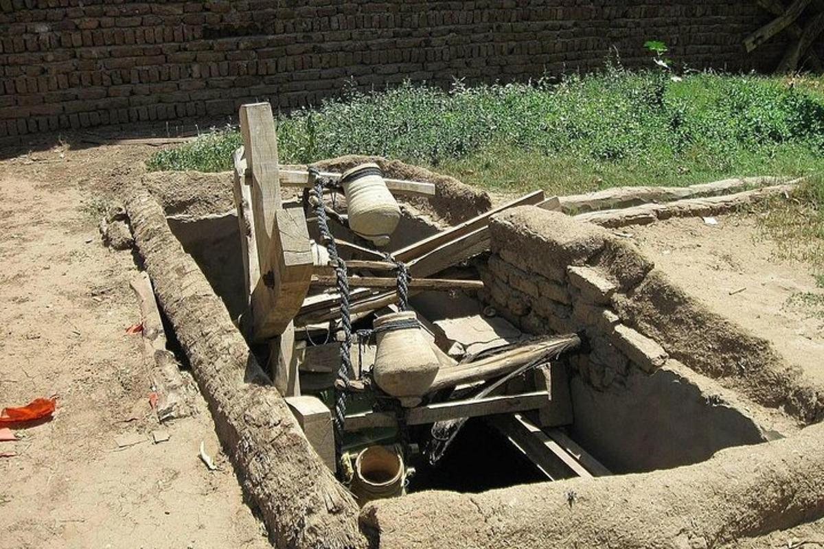 een betonmolen in een gat in de grond