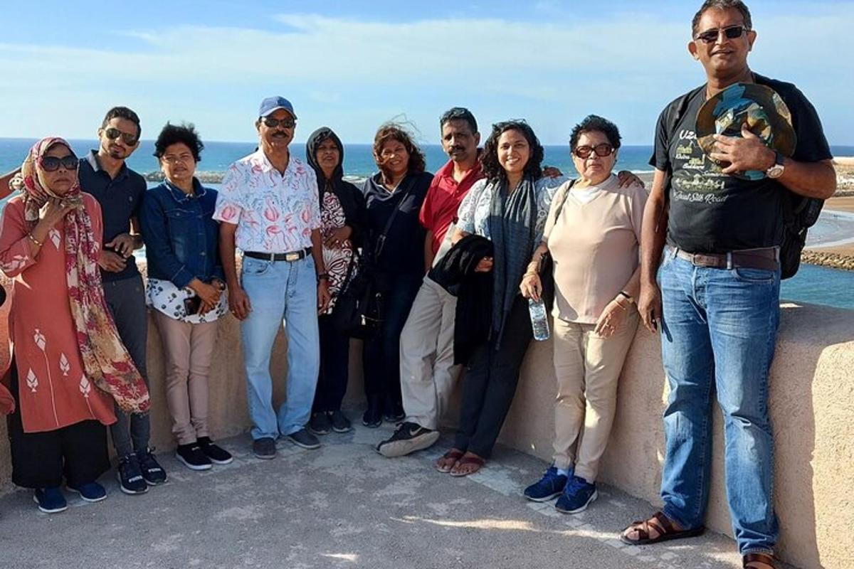 un gruppo di persone in posa per una foto su un muro