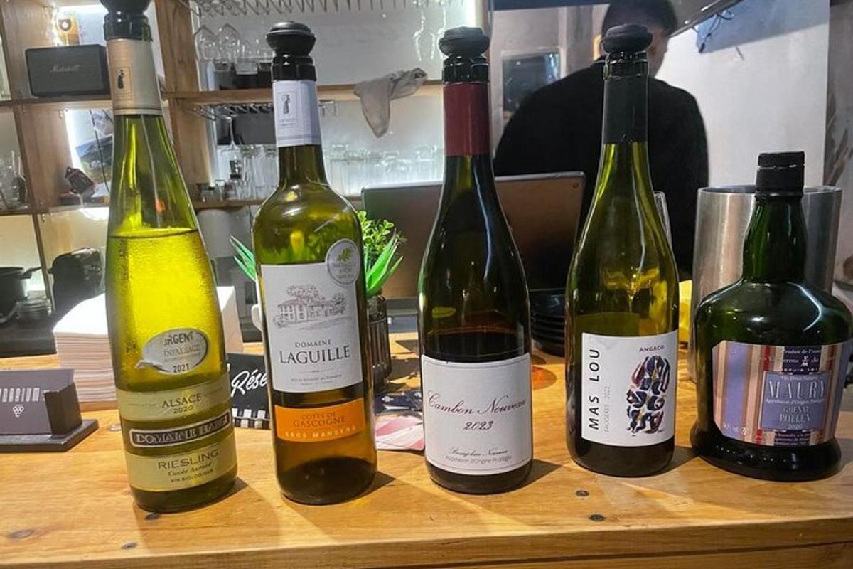 vier Flaschen Wein auf einem Holztisch