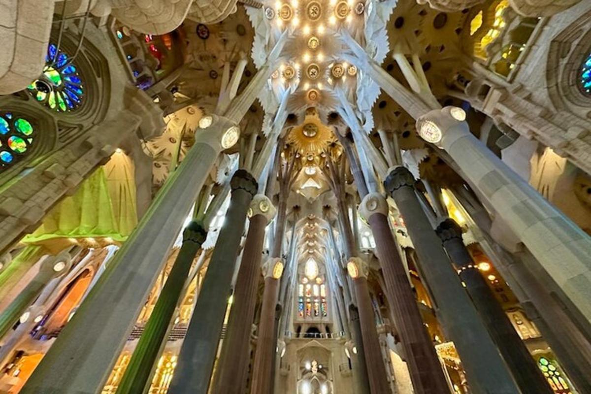 ภาพภายในโบสถ์ที่มีกระจกสี
