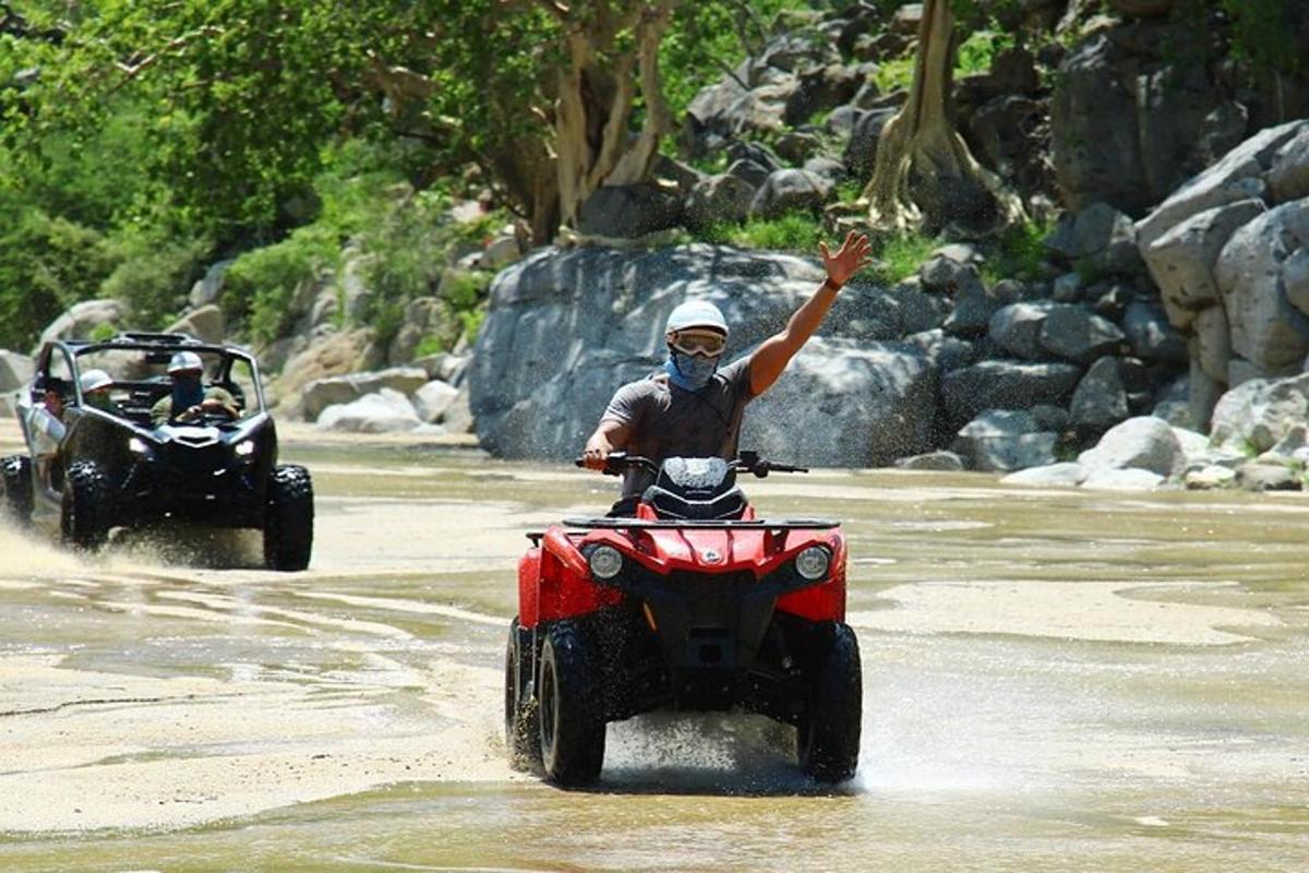 un homme sur un véhicule à quatre roues dans l'eau