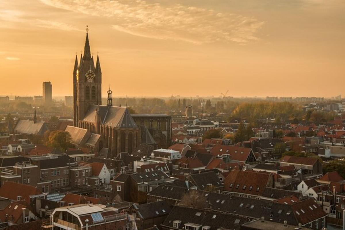 una vista di una città con una torre dell'orologio