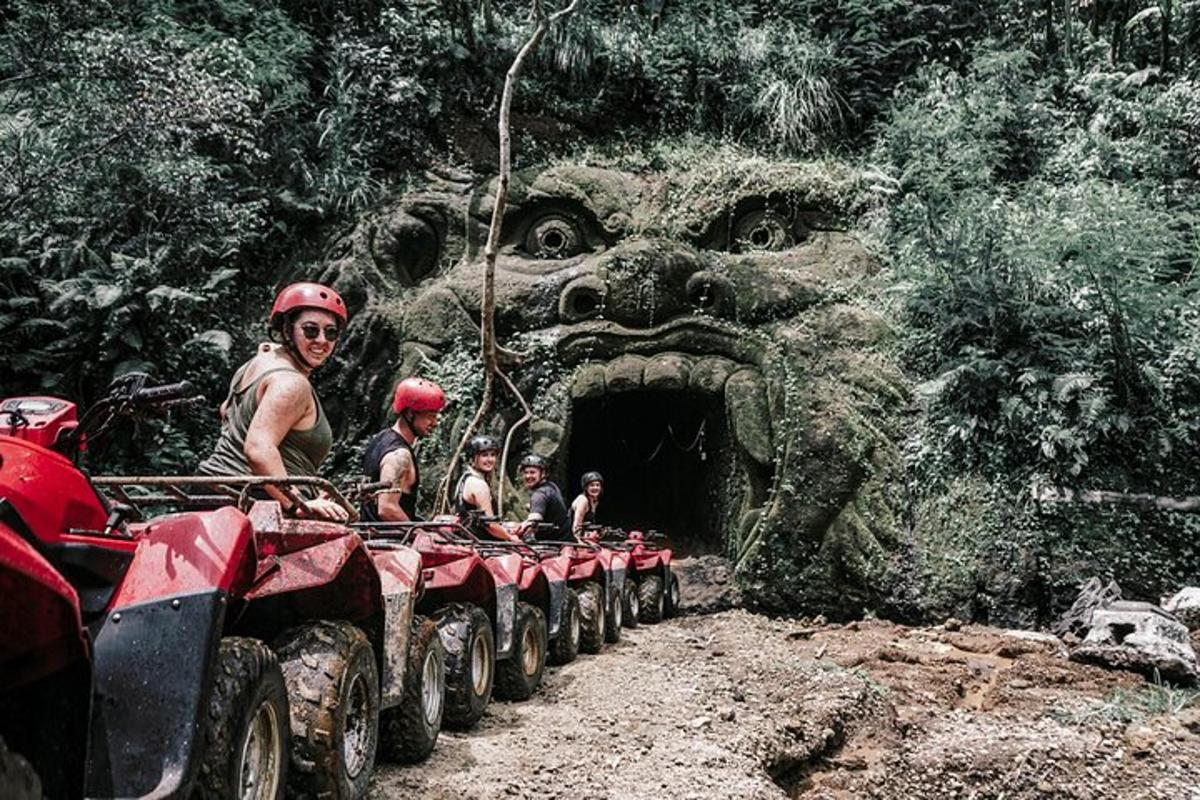 Un grupo de personas viajando en un vehículo de cuatro ruedas frente a un túnel.