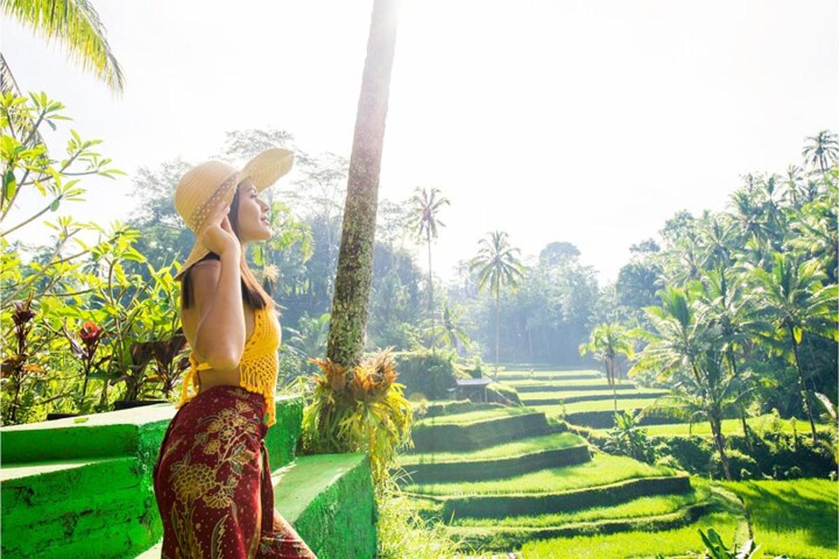 una donna che indossa un cappello in piedi davanti a un giardino