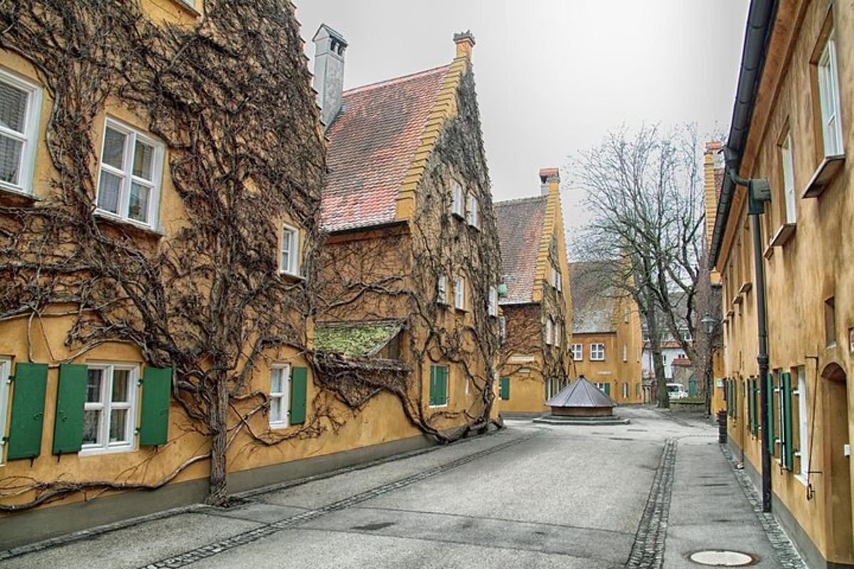 una strada vuota in una vecchia città con edifici