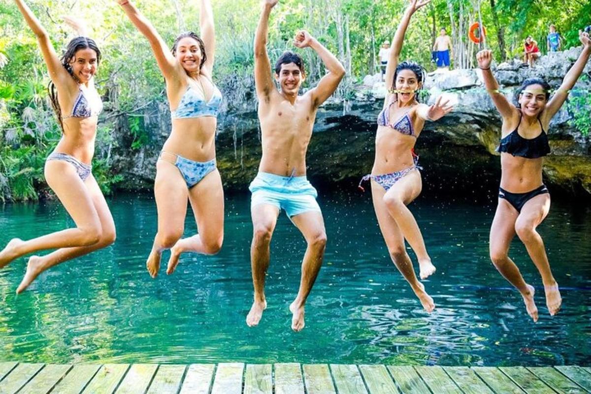 un gruppo di persone che saltano in uno specchio d'acqua
