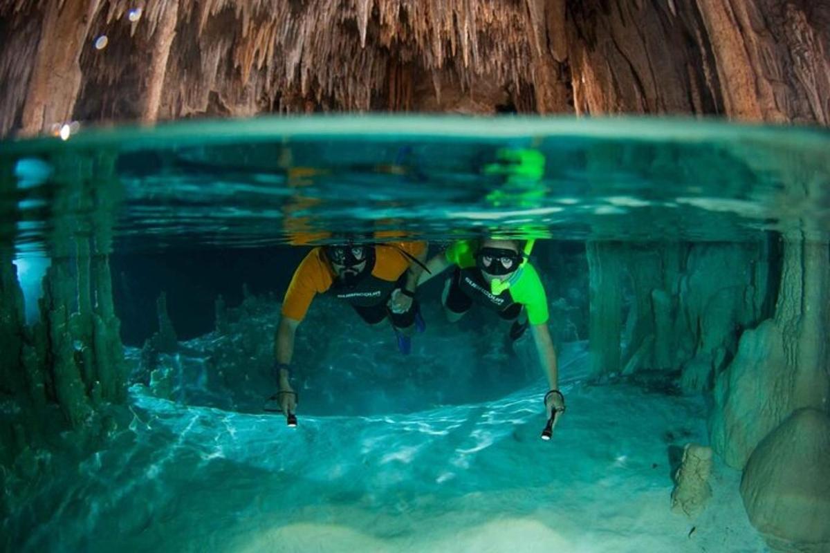 due persone in una piscina in una grotta