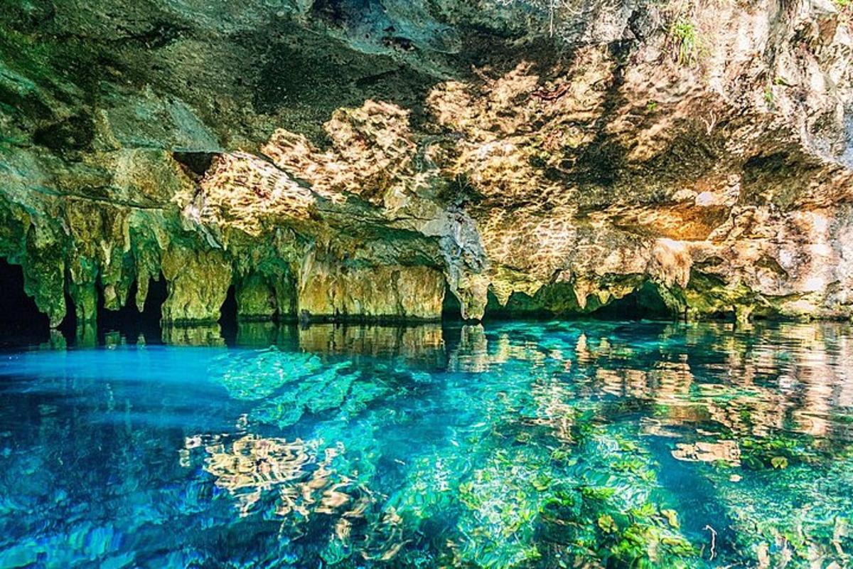 una pozza d'acqua blu in una grotta