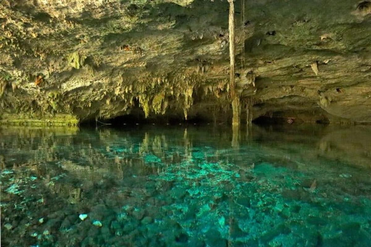 una pozza d'acqua di fronte a una grotta
