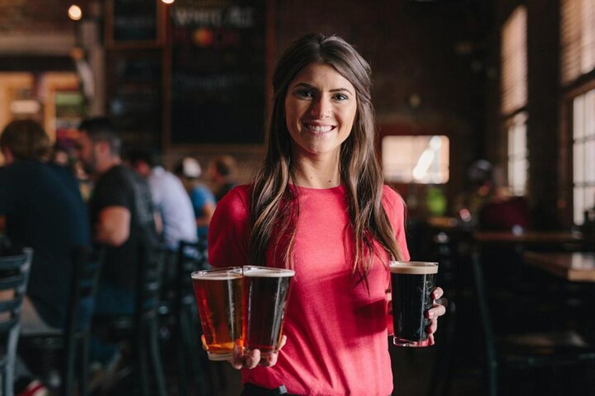 una donna tiene in mano due bicchieri di birra