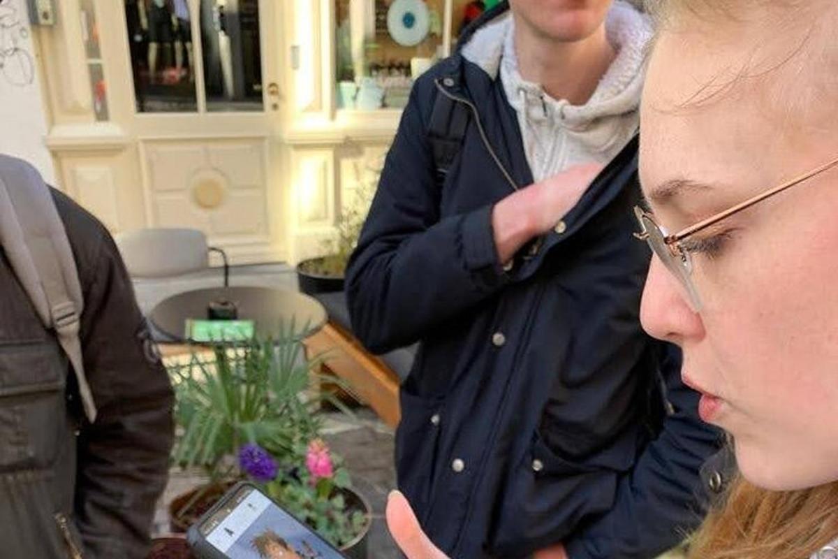 kona fær hárið sitt klippt af karlmanni