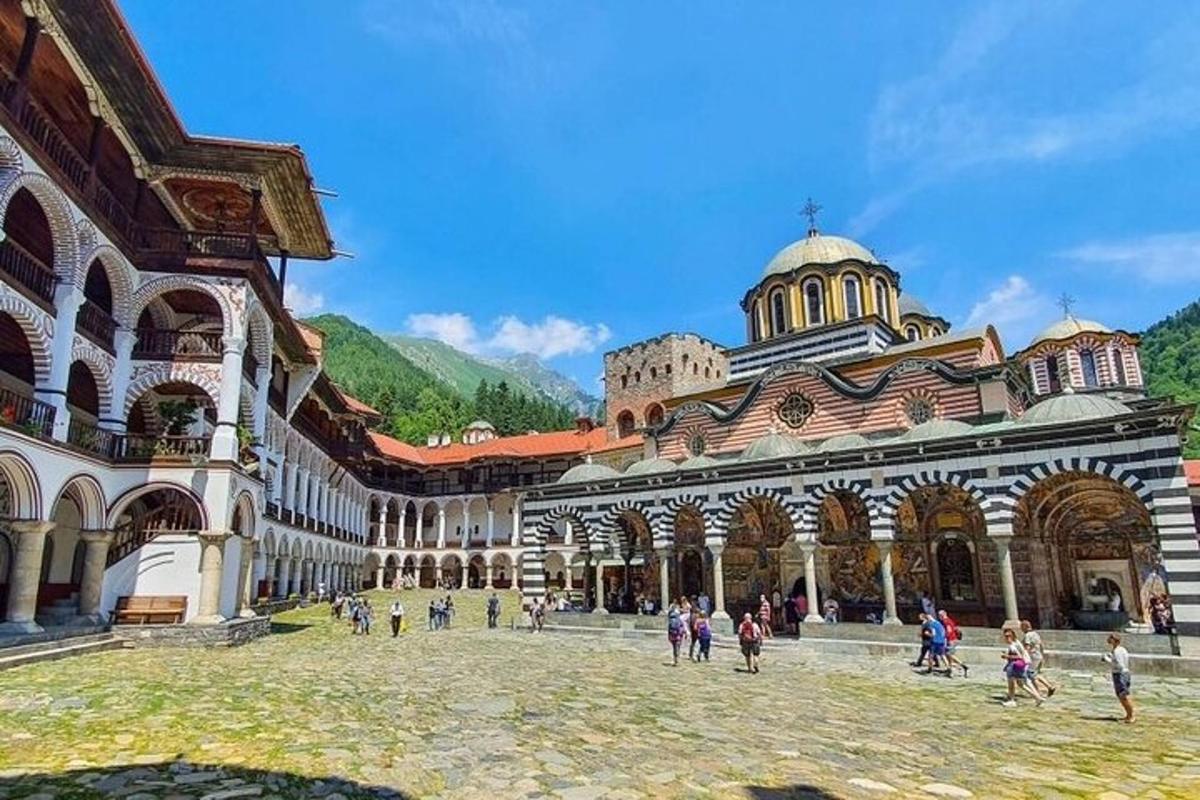 skupina lidí jdoucích před budovou