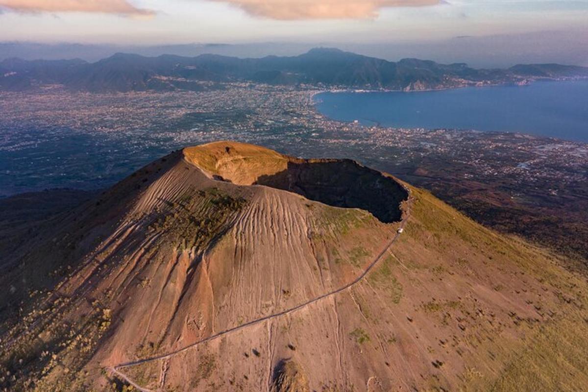 Una vista aérea de una montaña con el océano.