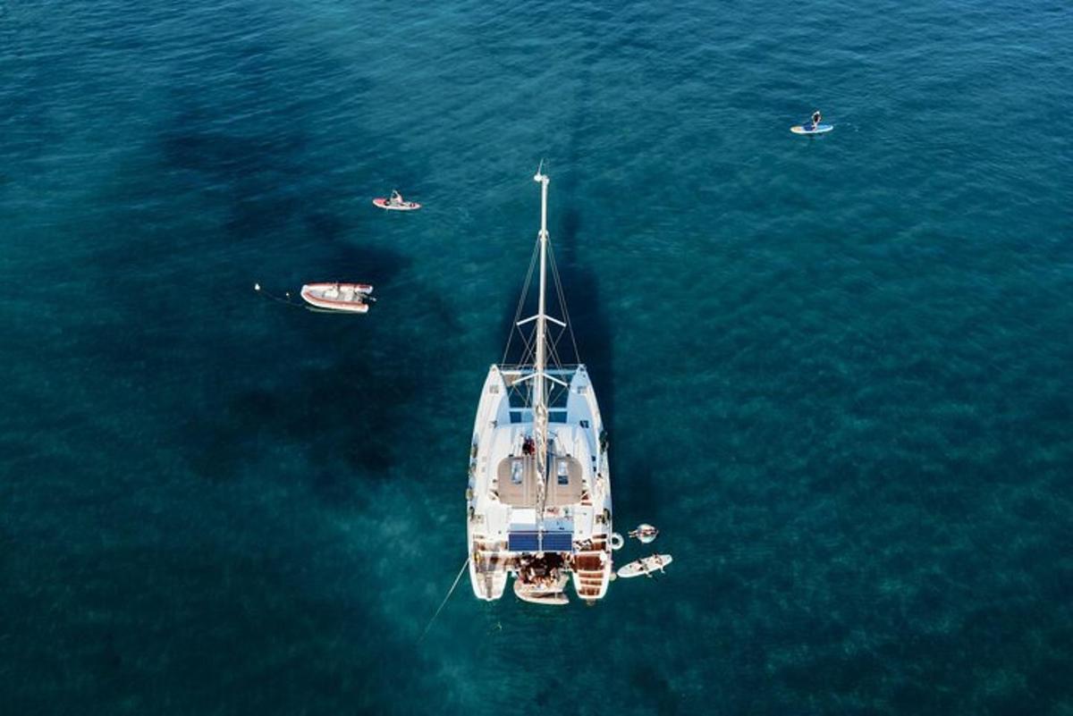 een bovenaanzicht van een boot in het water