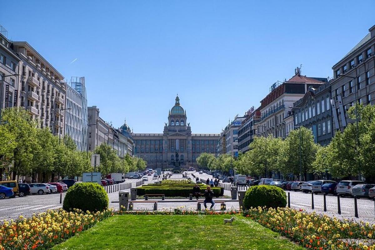 una strada cittadina con un grande edificio con una torre dell'orologio