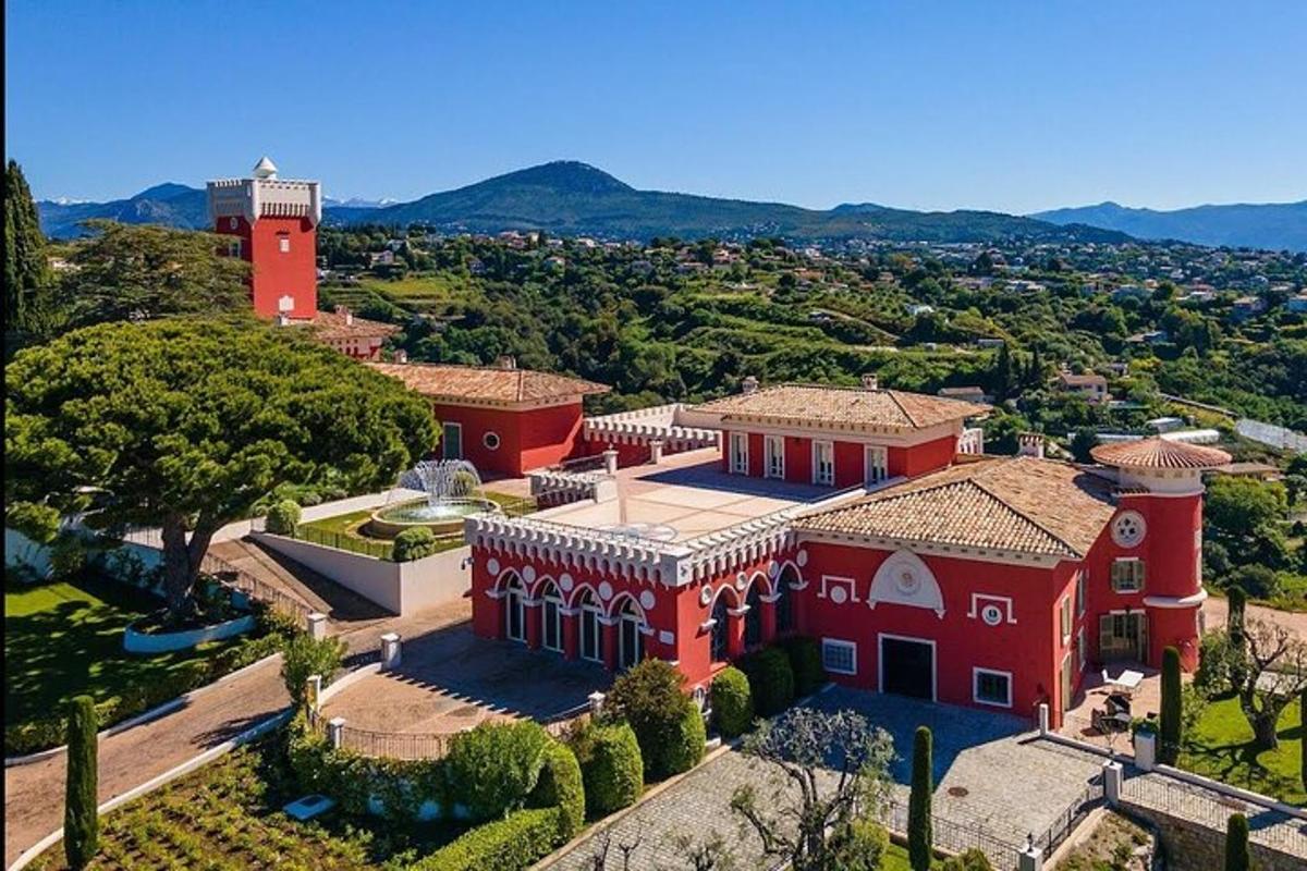 una vista aerea di una casa rossa con una torre