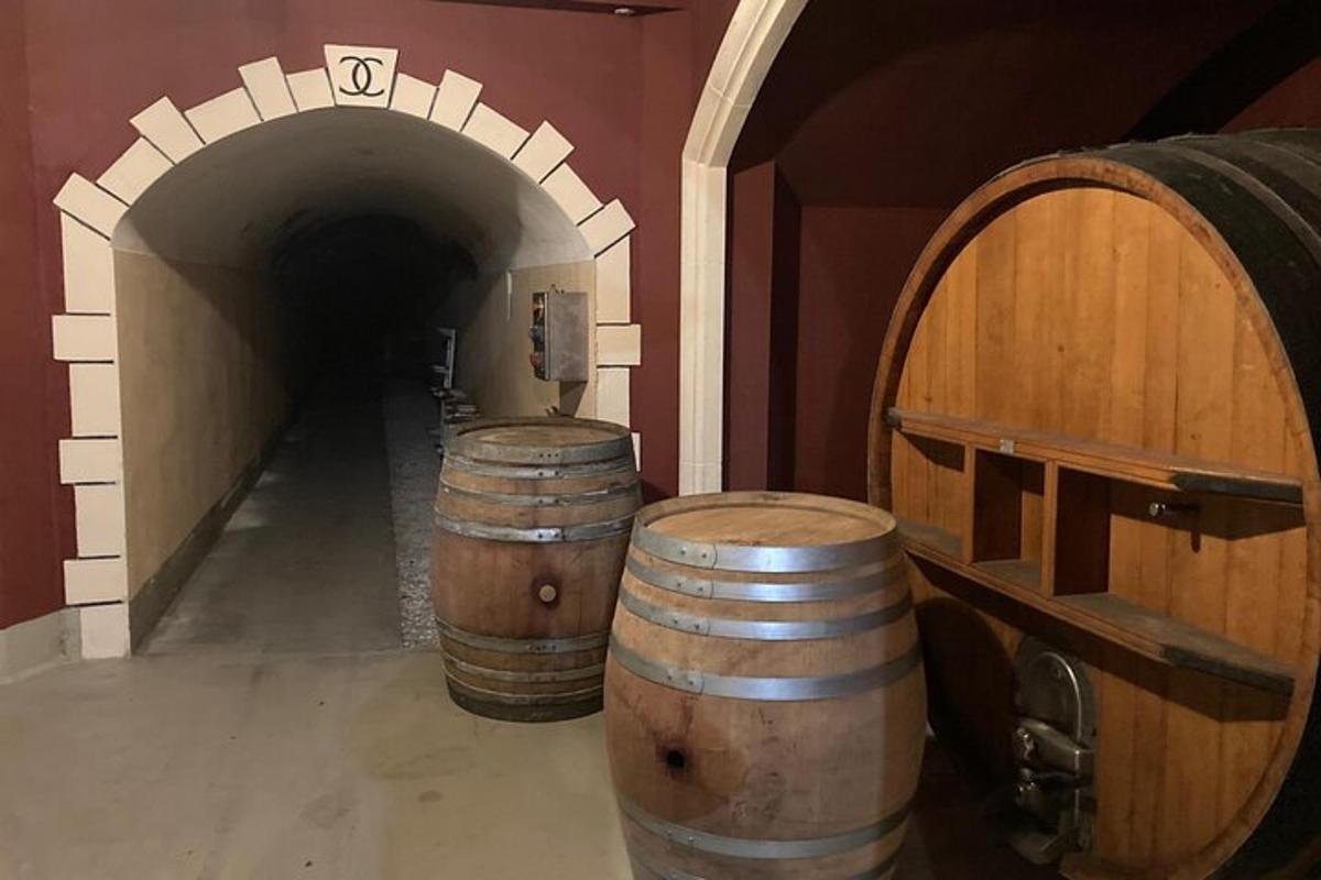 un tunnel con tre botti di legno in una stanza