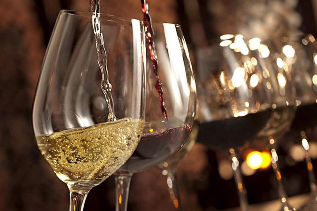 due bicchieri di vino bianco e rosso su un tavolo