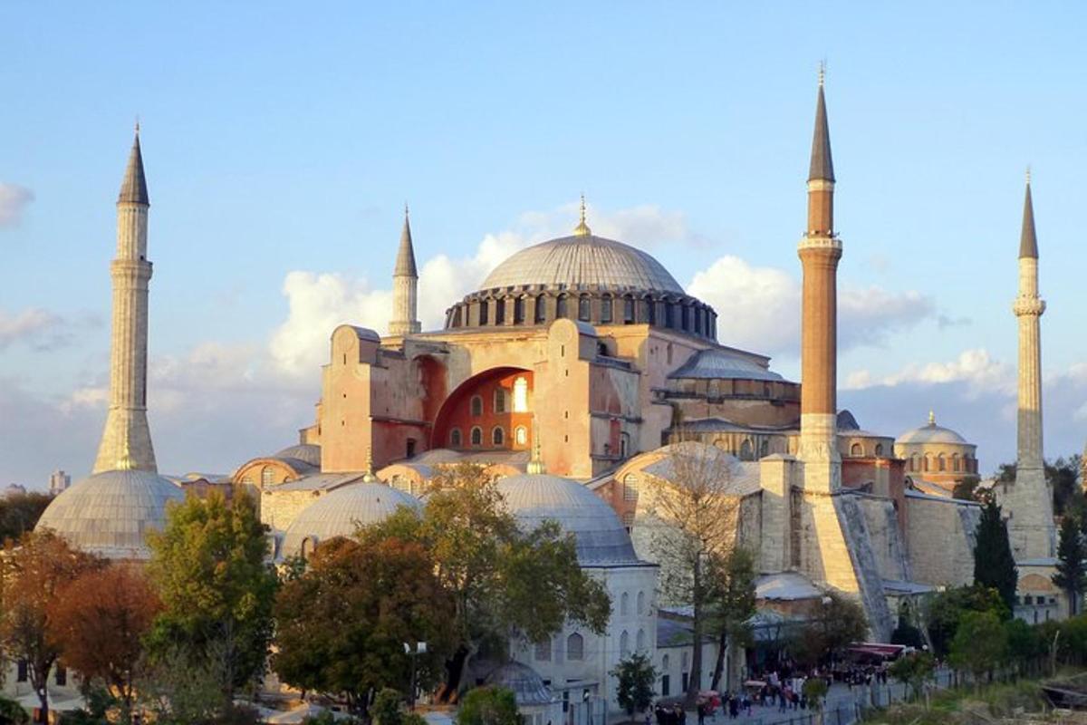 velká budova s kopulemi a minarety