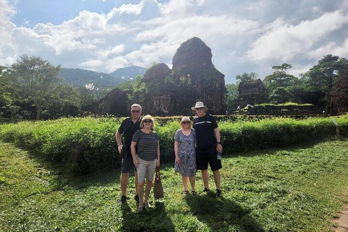 una família posant per a una foto davant d'un temple