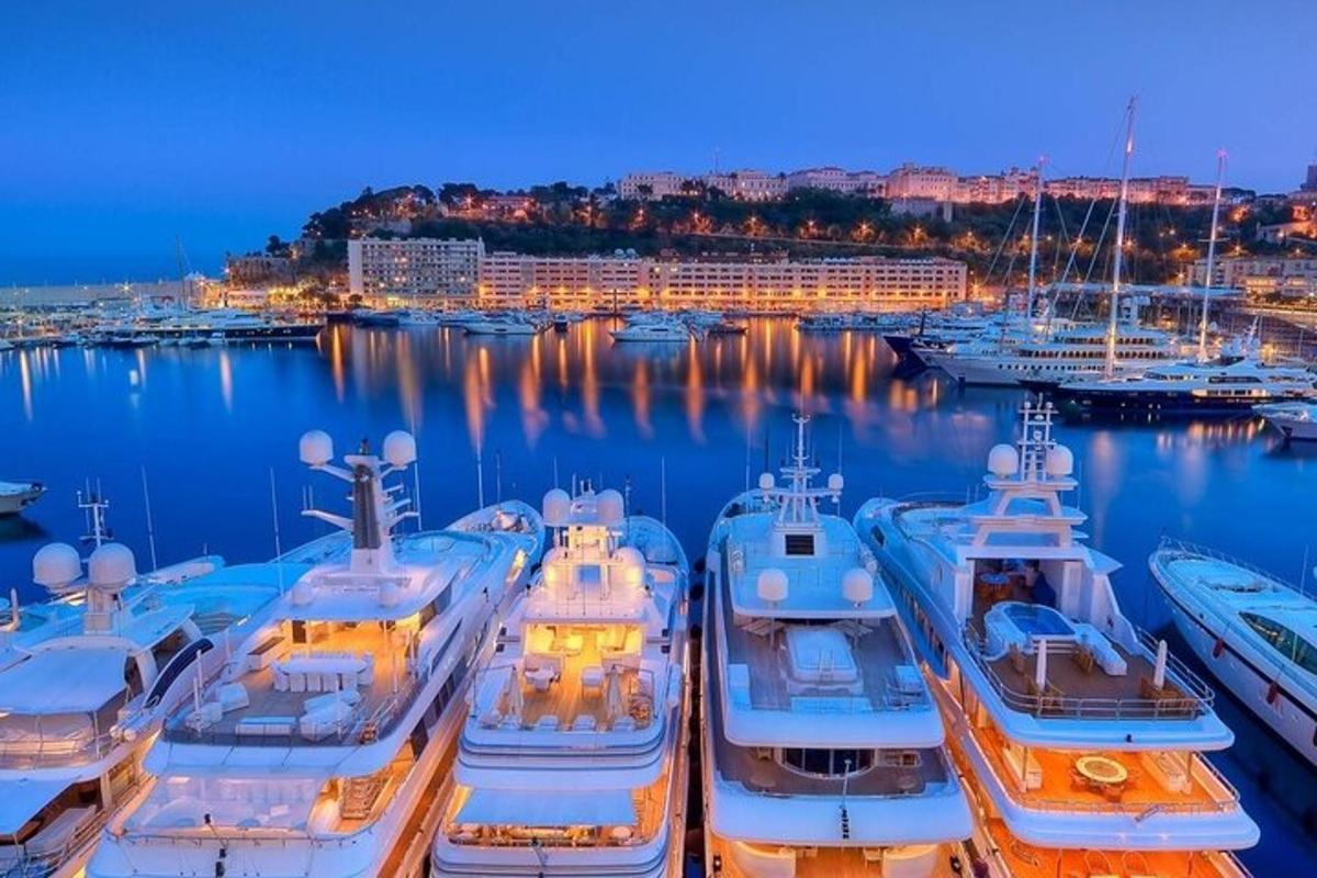 un gruppo di barche attraccate in un porto turistico di notte