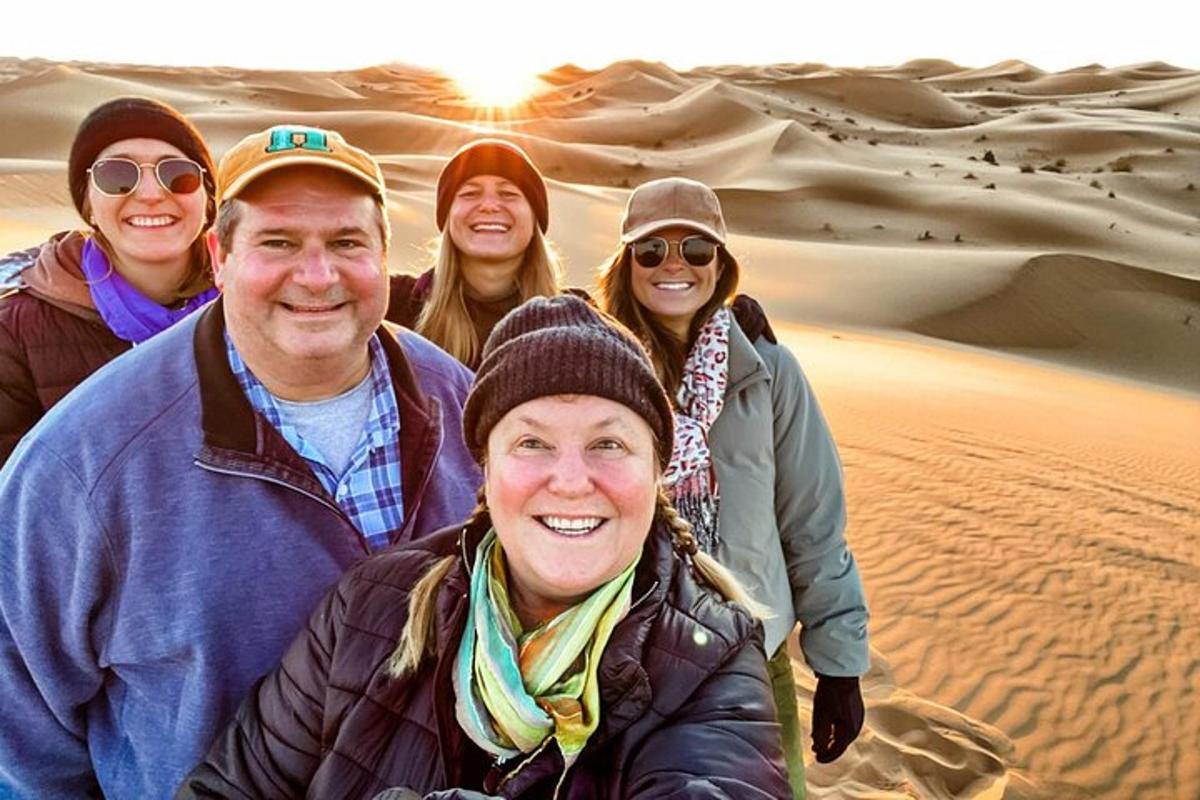 um grupo de pessoas posando para uma foto no deserto