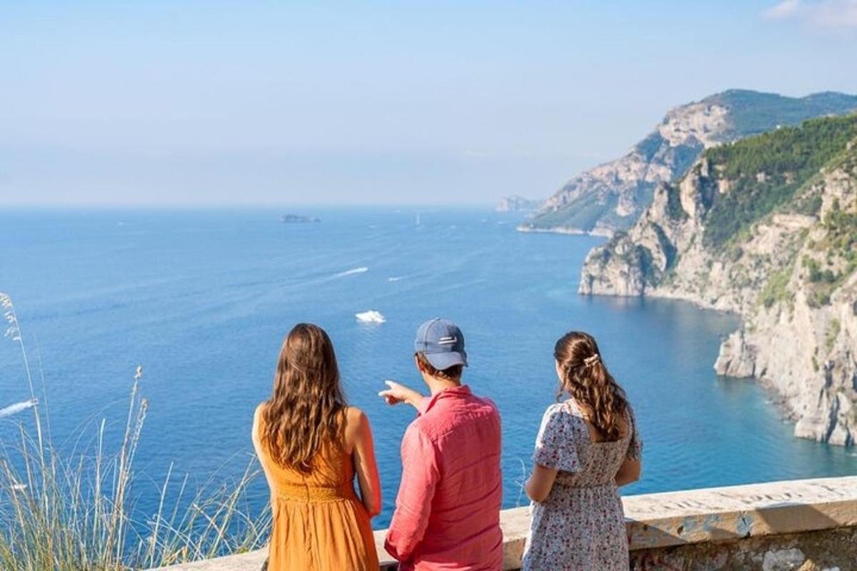 un grup de oameni care privesc coasta Amalfi