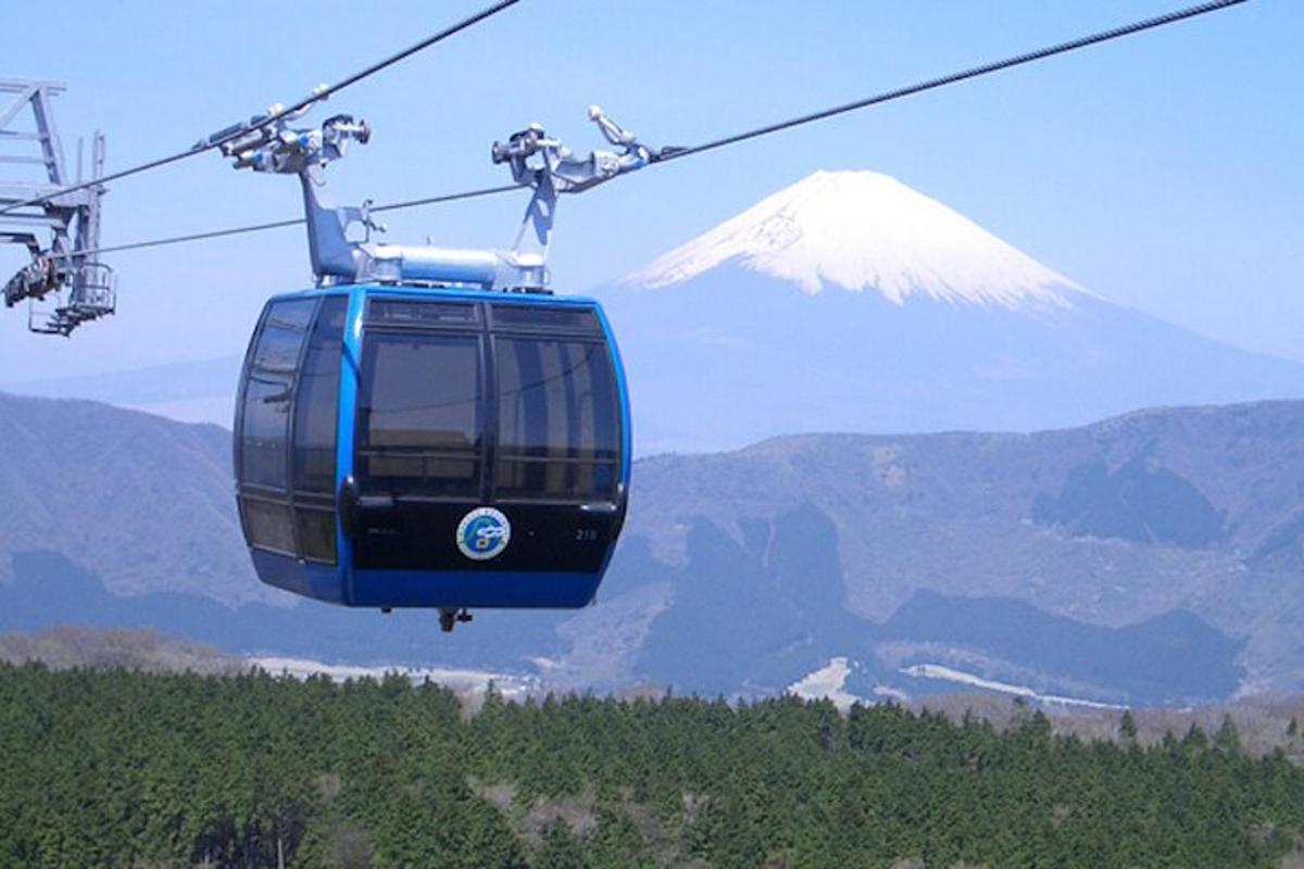 Un teleférico con una montaña al fondo