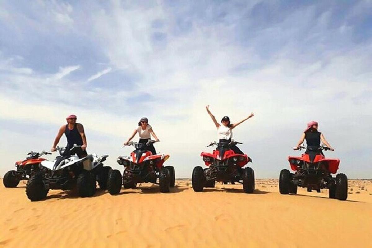 egy csoport ember ATV-ken a sivatagban
