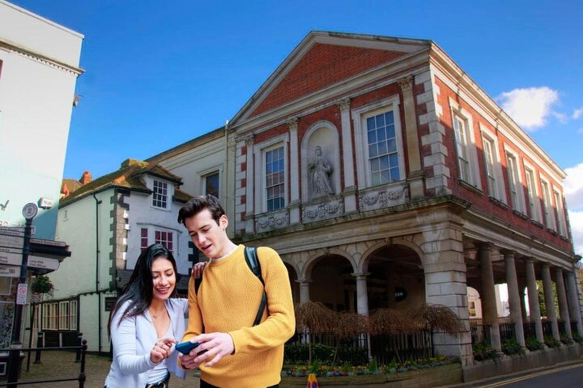 muž a žena stojící před budovou
