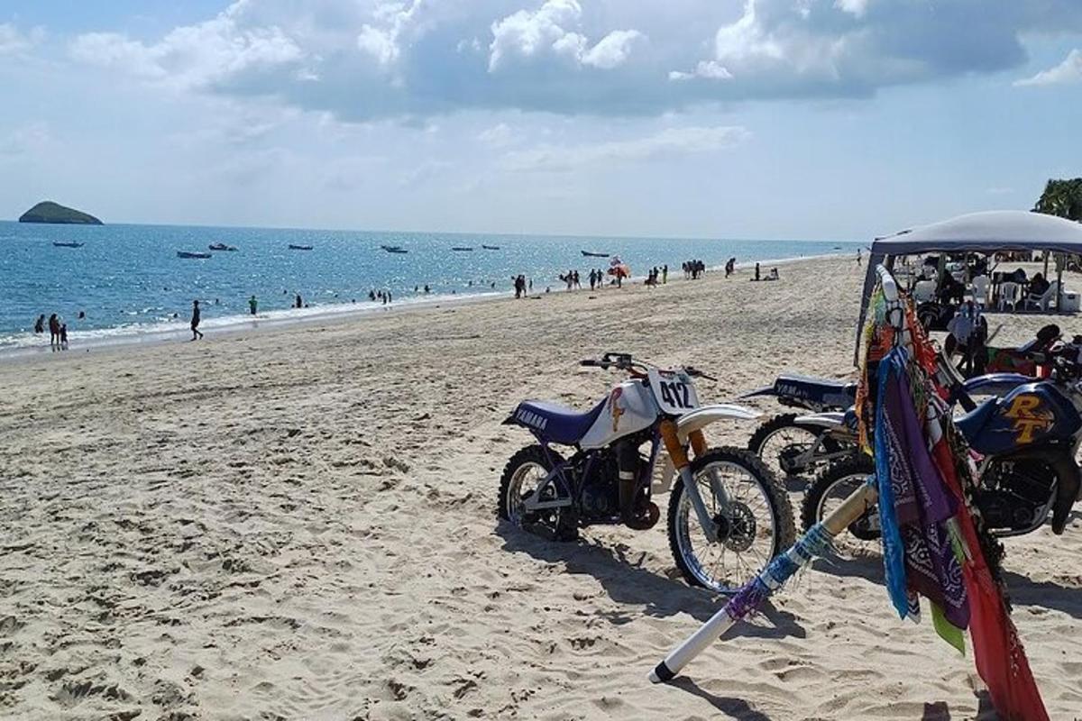 รถจักรยานยนต์สองคันจอดอยู่บนชายหาด