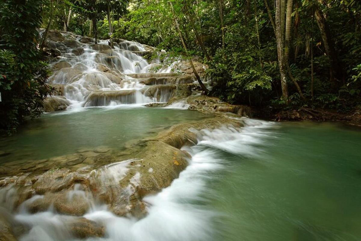 uma cachoeira no meio de um rio