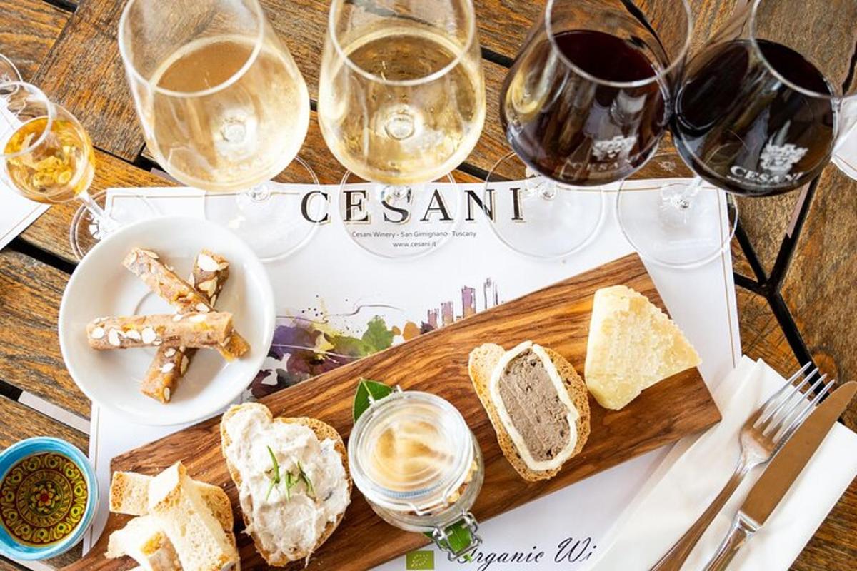 un tavolo con bicchieri di vino e un piatto di pane