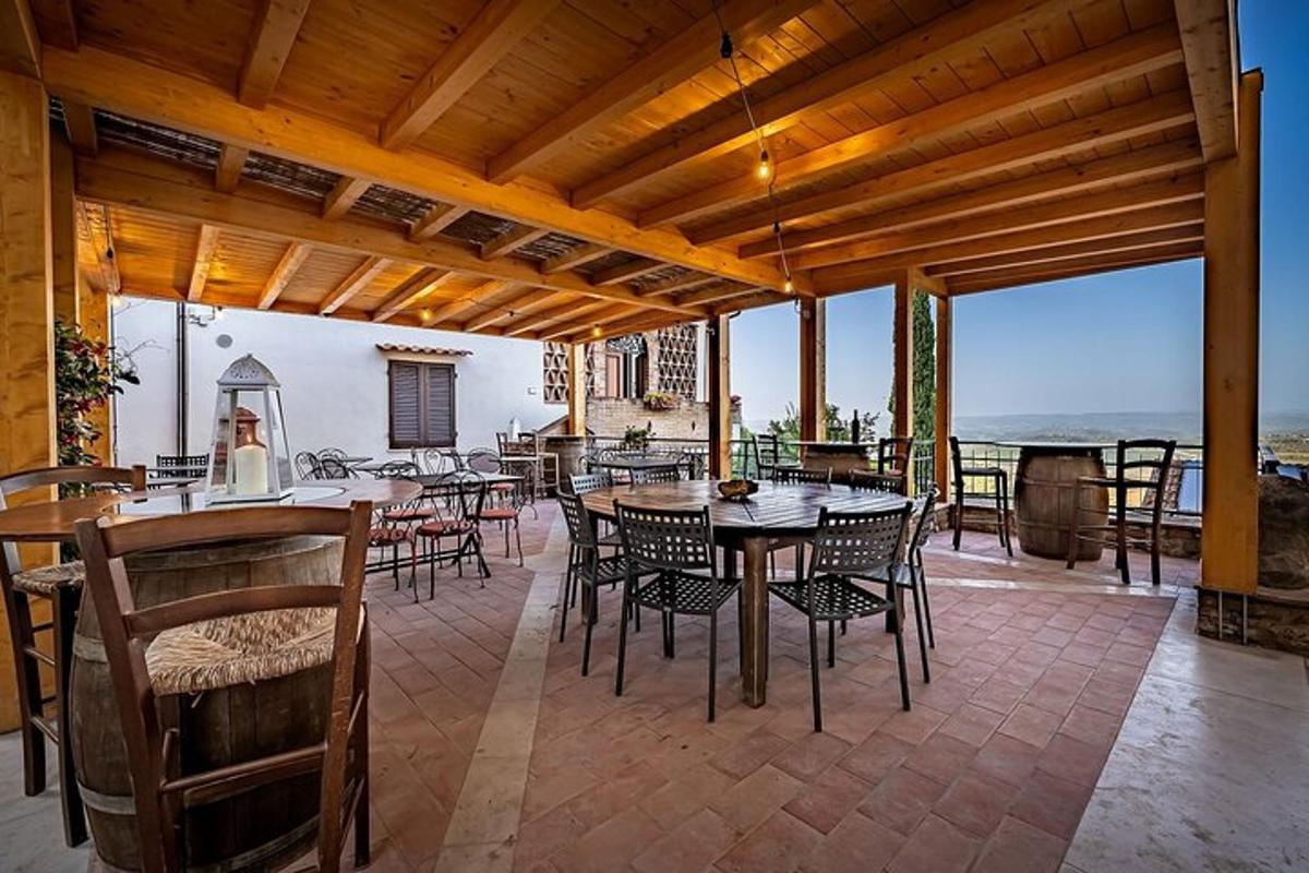 un patio con tavoli e sedie e vista sull'oceano