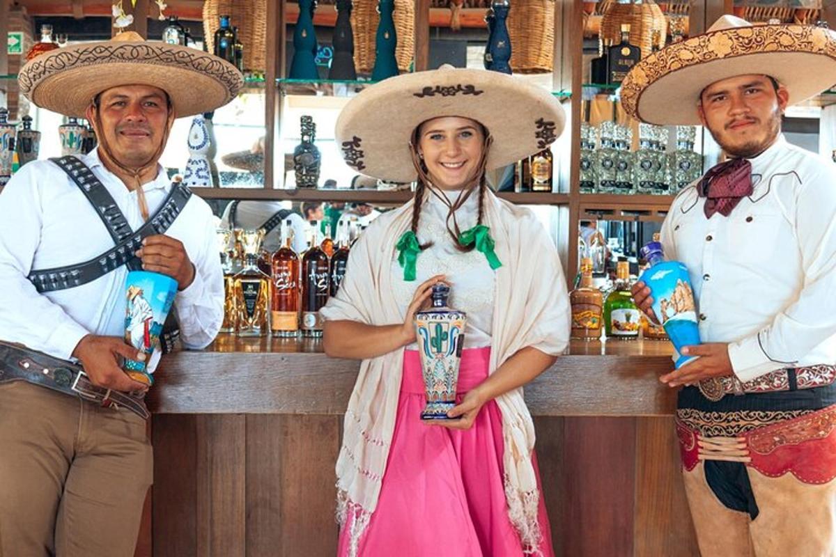 trei persoane purtând pălării mexicane stând în fața unui bar