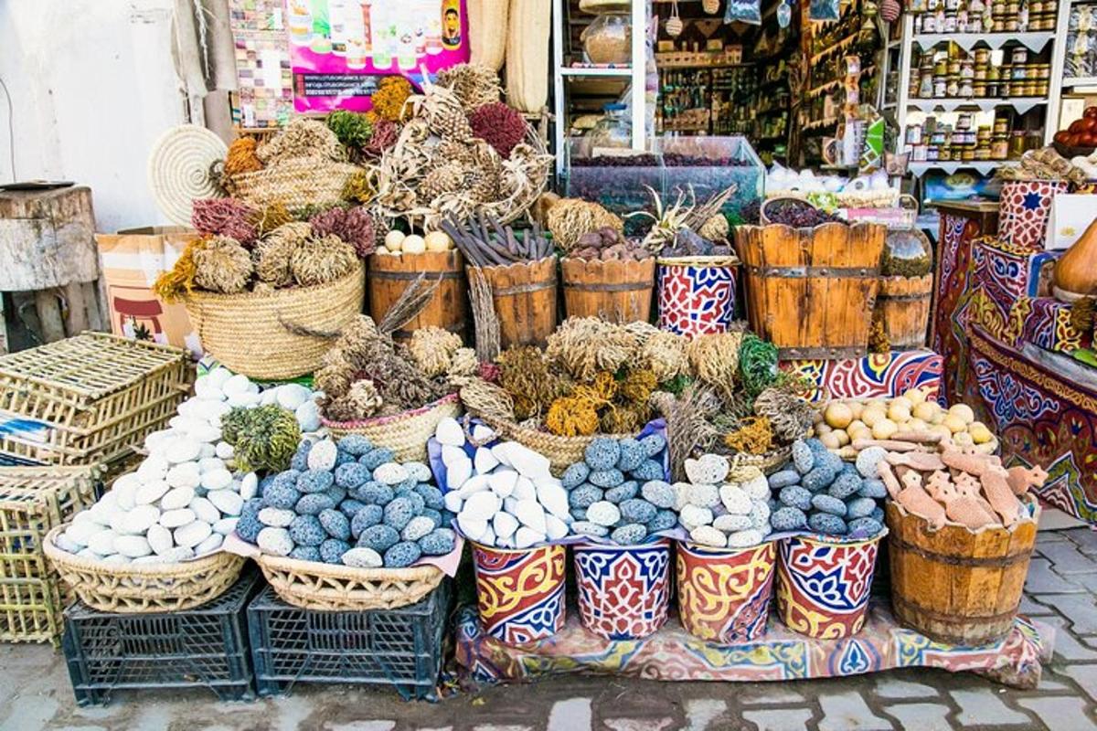 rynek z koszami owoców i warzyw na wystawie