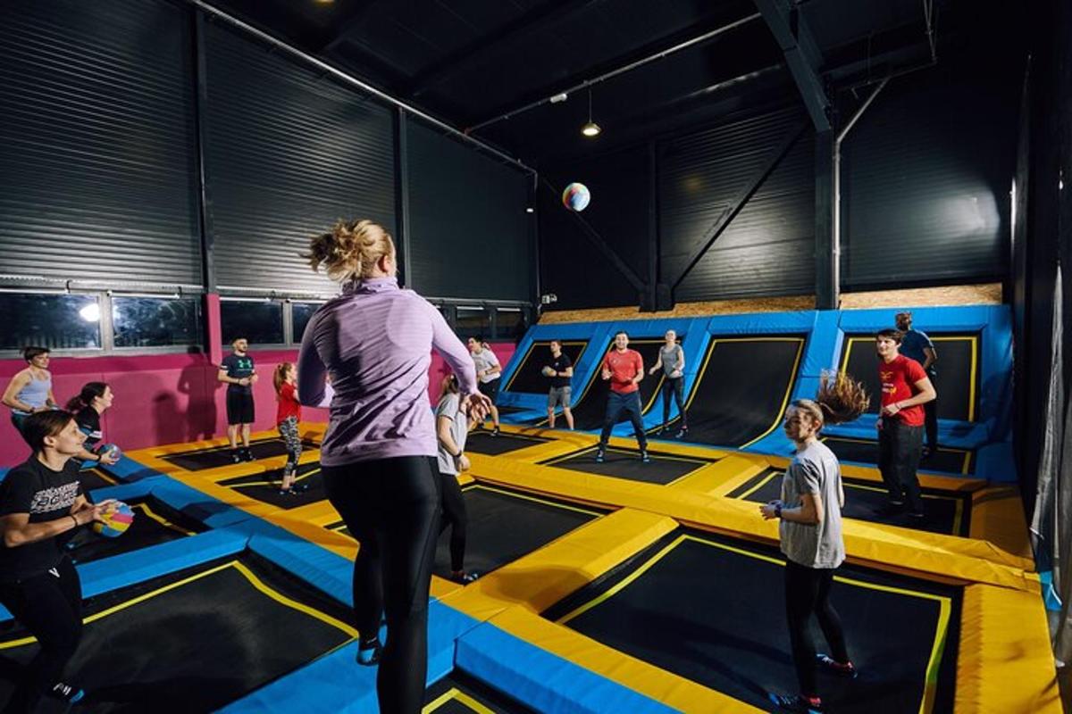 skupina ljudi, ki igrajo trampolin