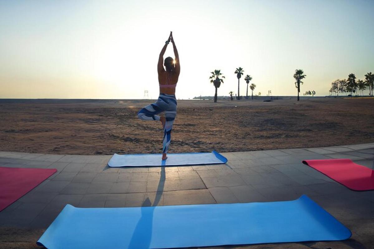o persoană executând o poziție de yoga pe o saltea de yoga