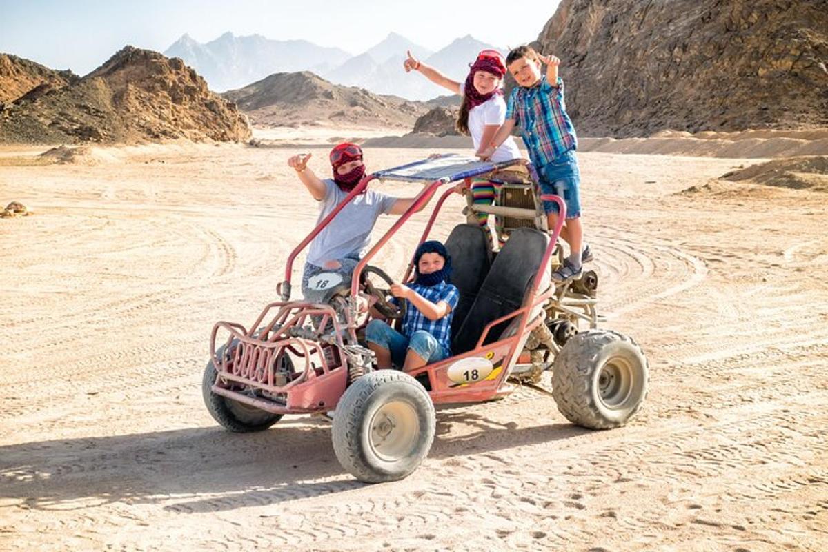 Un grupo de personas viajando en un coche de juguete en el desierto.