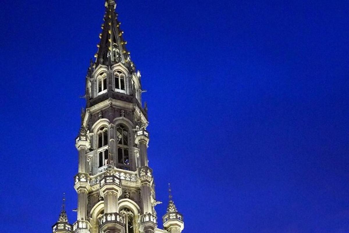 uma torre alta com um campanário no topo de um edifício