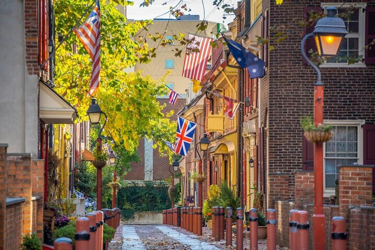lorong dengan bendera amerika dan jalan dengan bangunan