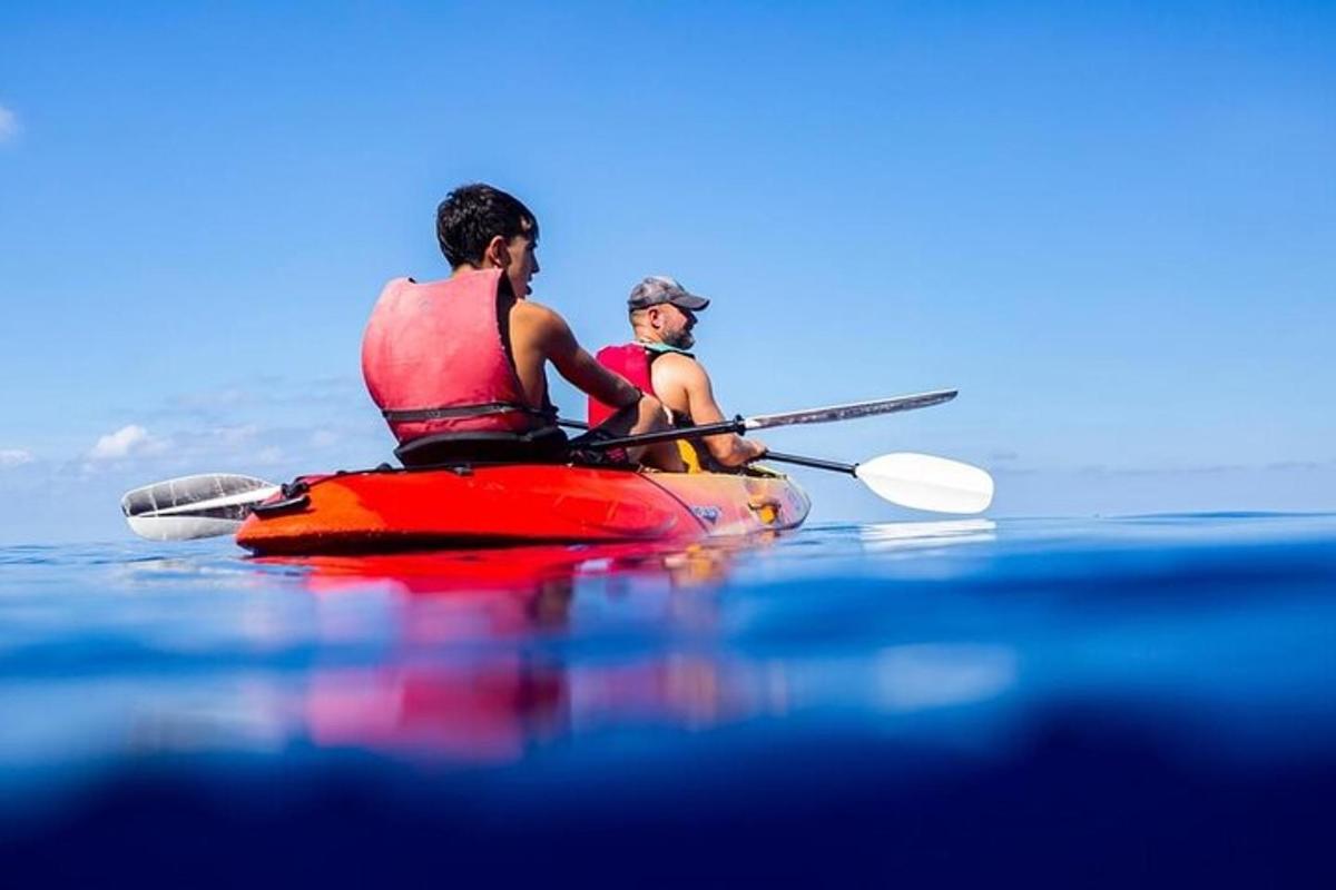 twee mensen in een kajak op het water