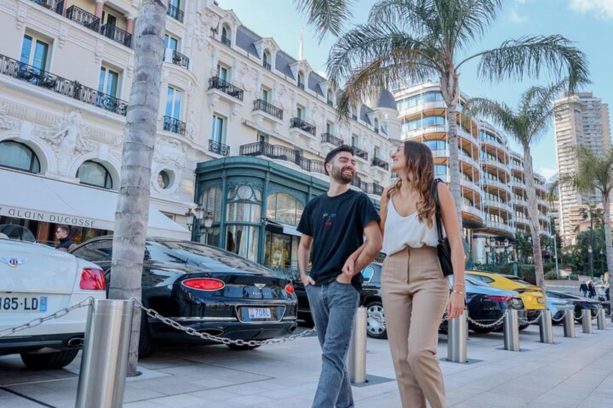 um homem e uma mulher parados em uma rua com carros