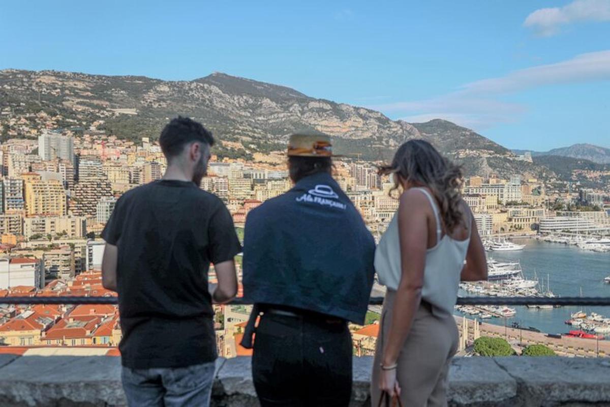 troje ljudi stoje na rubu i gledaju grad