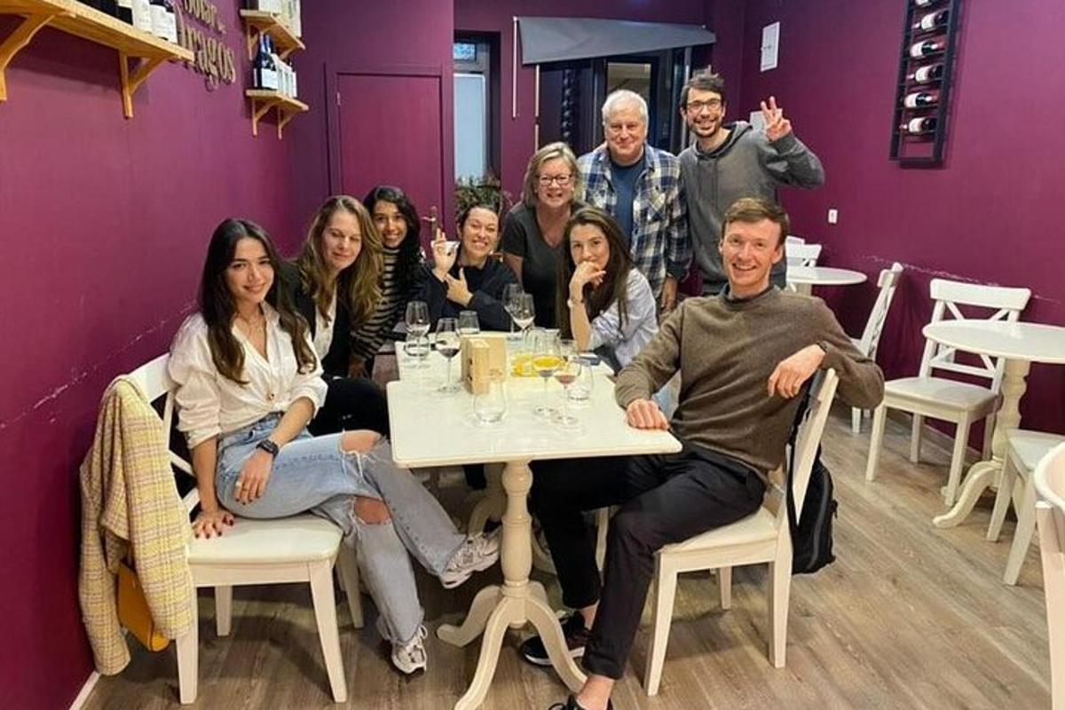 um grupo de pessoas sentadas à mesa de um restaurante